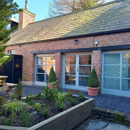 The West Wing At Eriviat Hall Hot Tub Henllan  外观 照片