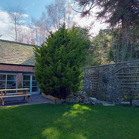 The West Wing At Eriviat Hall Hot Tub Henllan  外观 照片