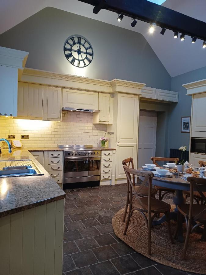 The West Wing At Eriviat Hall Hot Tub Henllan  外观 照片