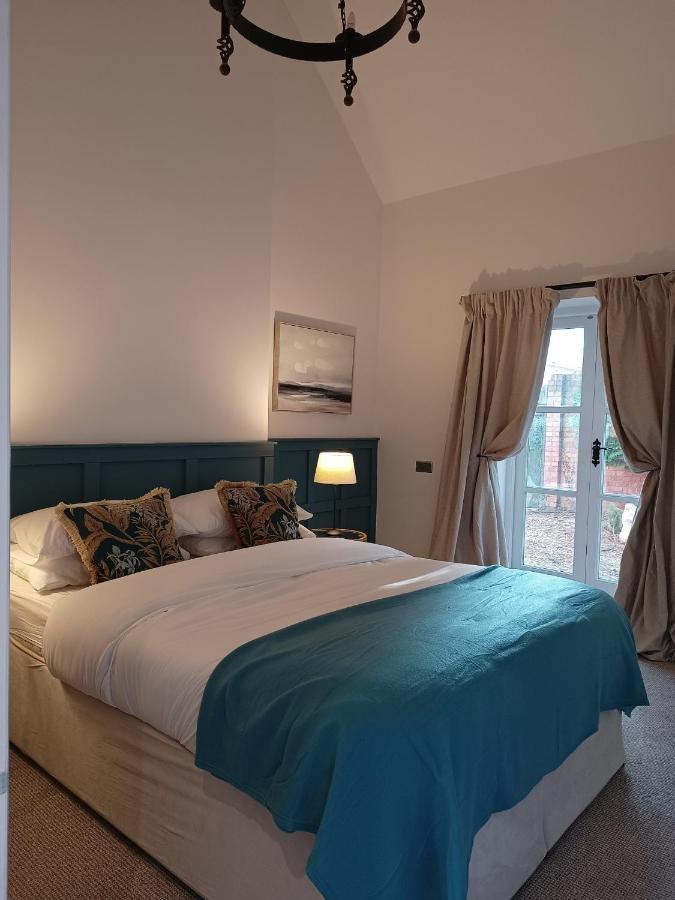 The West Wing At Eriviat Hall Hot Tub Henllan  外观 照片