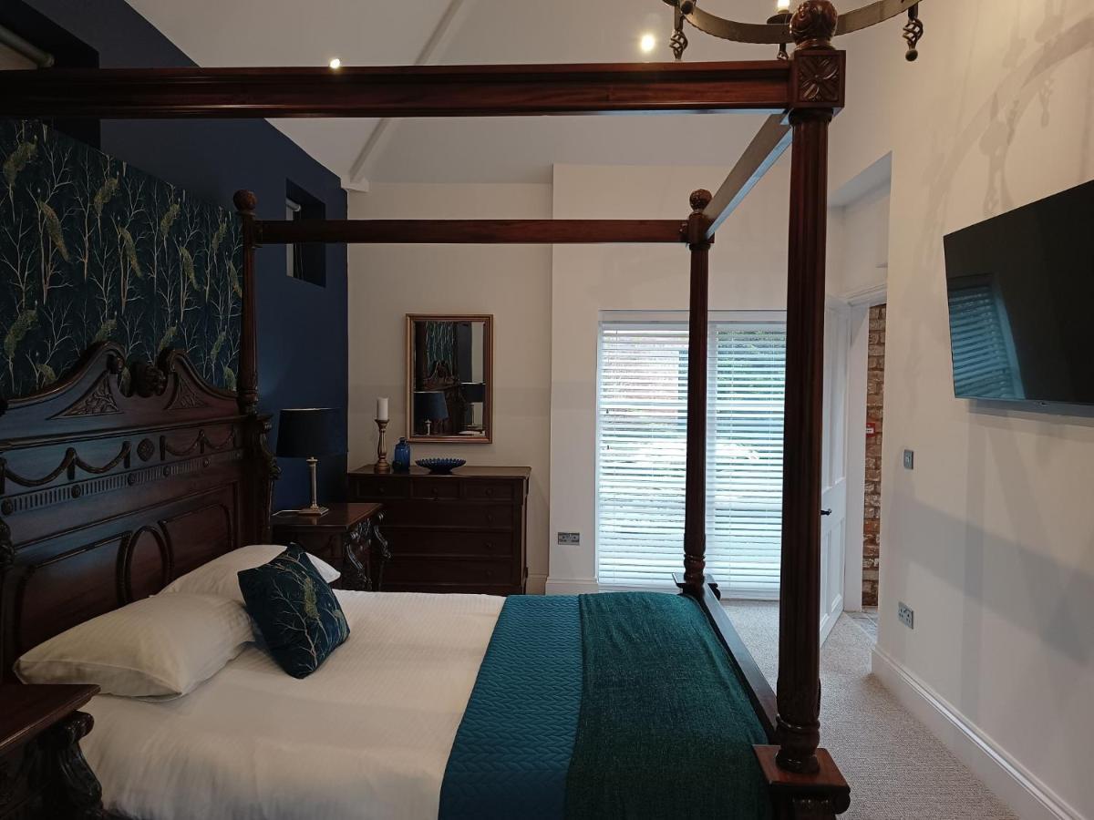 The West Wing At Eriviat Hall Hot Tub Henllan  外观 照片