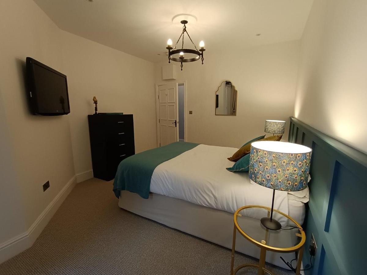 The West Wing At Eriviat Hall Hot Tub Henllan  外观 照片