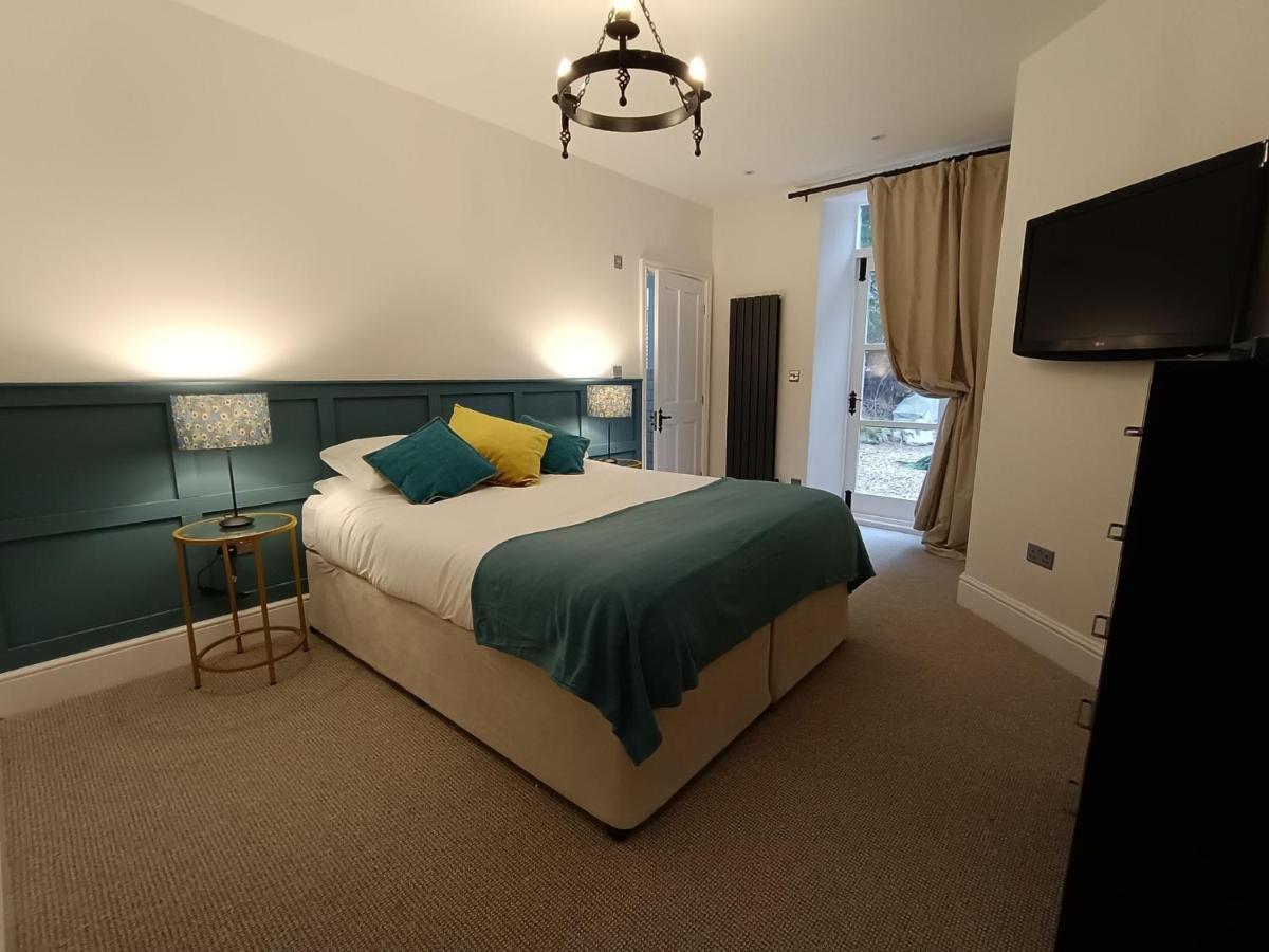 The West Wing At Eriviat Hall Hot Tub Henllan  外观 照片