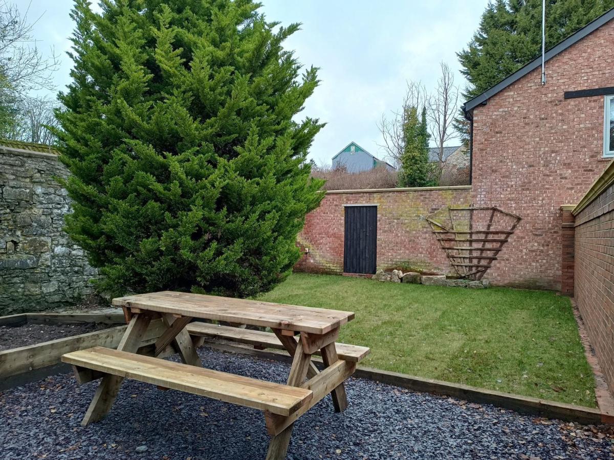 The West Wing At Eriviat Hall Hot Tub Henllan  外观 照片