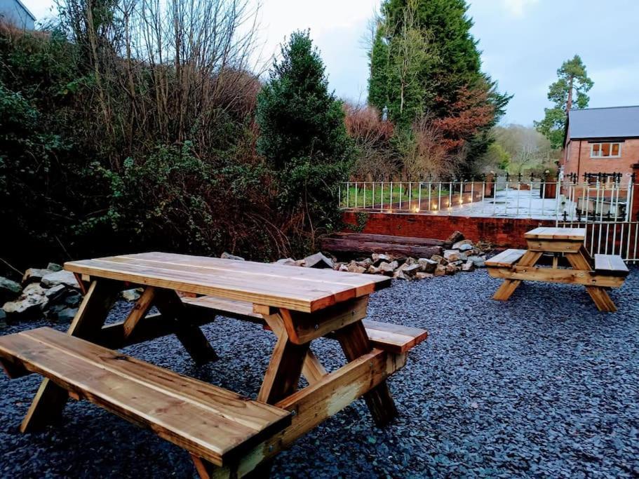 The West Wing At Eriviat Hall Hot Tub Henllan  外观 照片