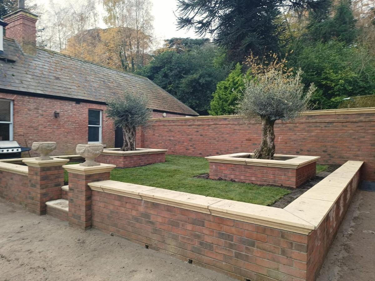 The West Wing At Eriviat Hall Hot Tub Henllan  外观 照片