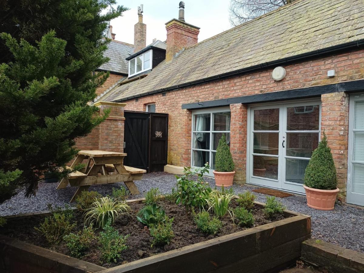 The West Wing At Eriviat Hall Hot Tub Henllan  外观 照片