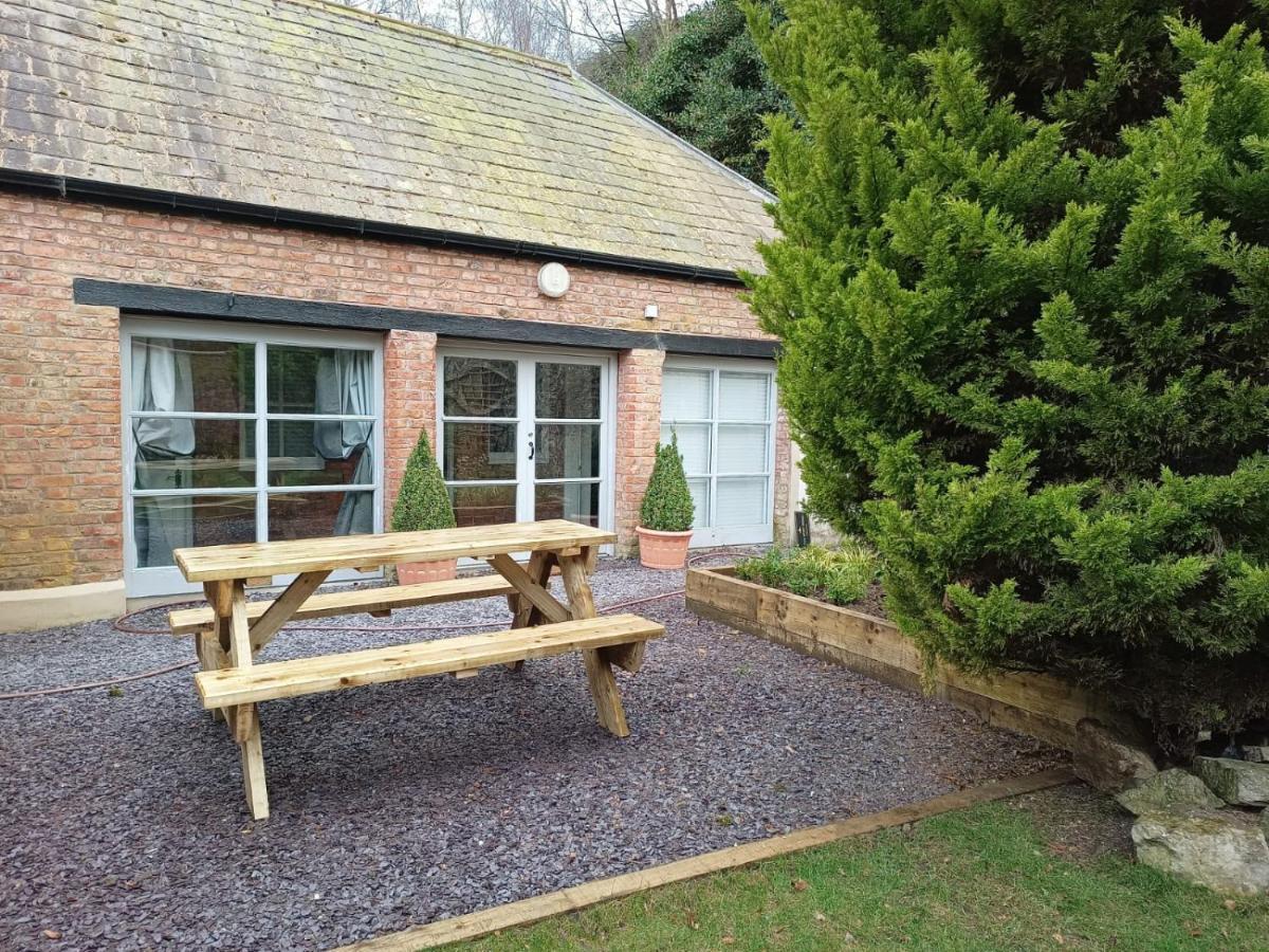 The West Wing At Eriviat Hall Hot Tub Henllan  外观 照片