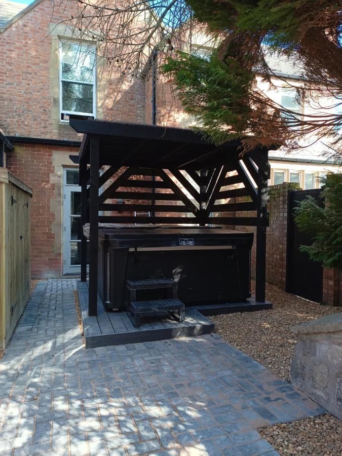 The West Wing At Eriviat Hall Hot Tub Henllan  外观 照片