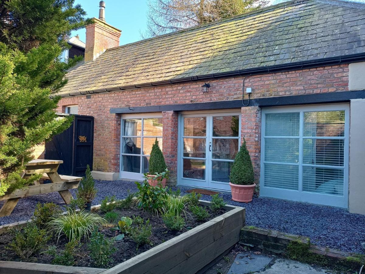 The West Wing At Eriviat Hall Hot Tub Henllan  外观 照片