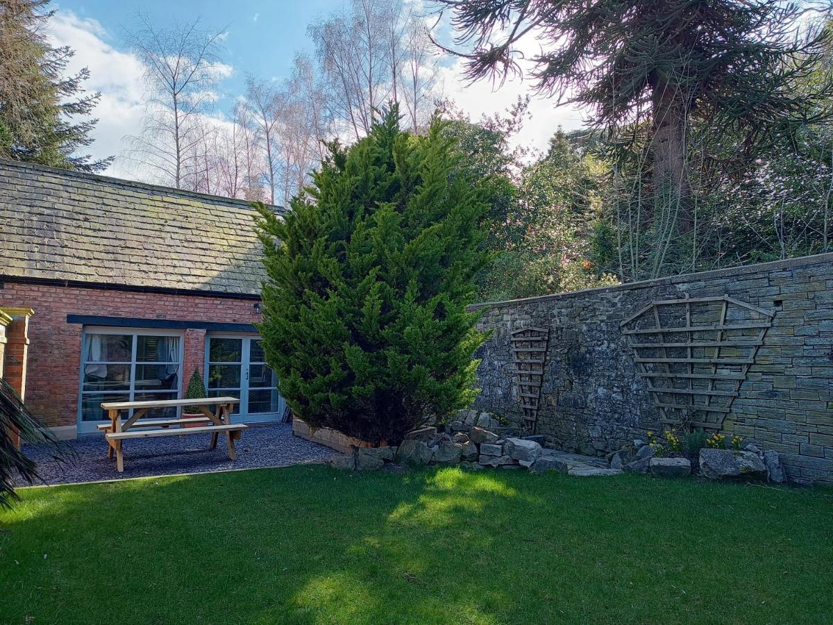 The West Wing At Eriviat Hall Hot Tub Henllan  外观 照片