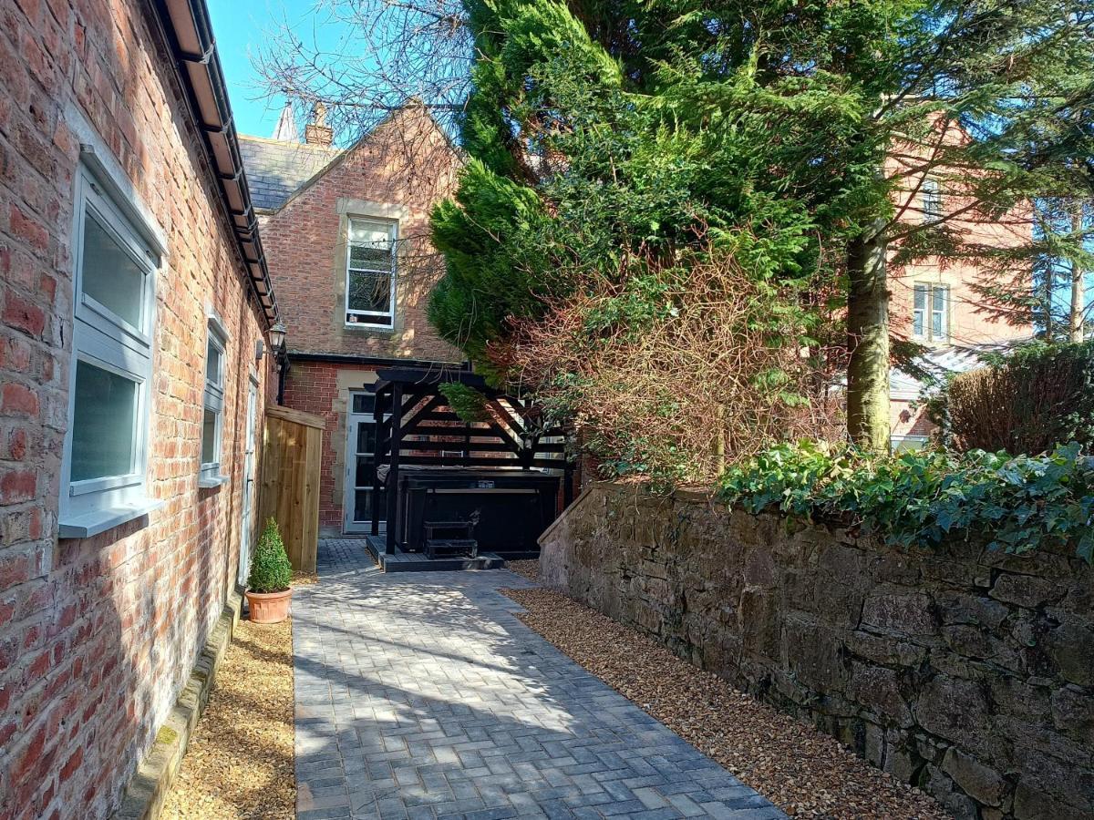 The West Wing At Eriviat Hall Hot Tub Henllan  外观 照片
