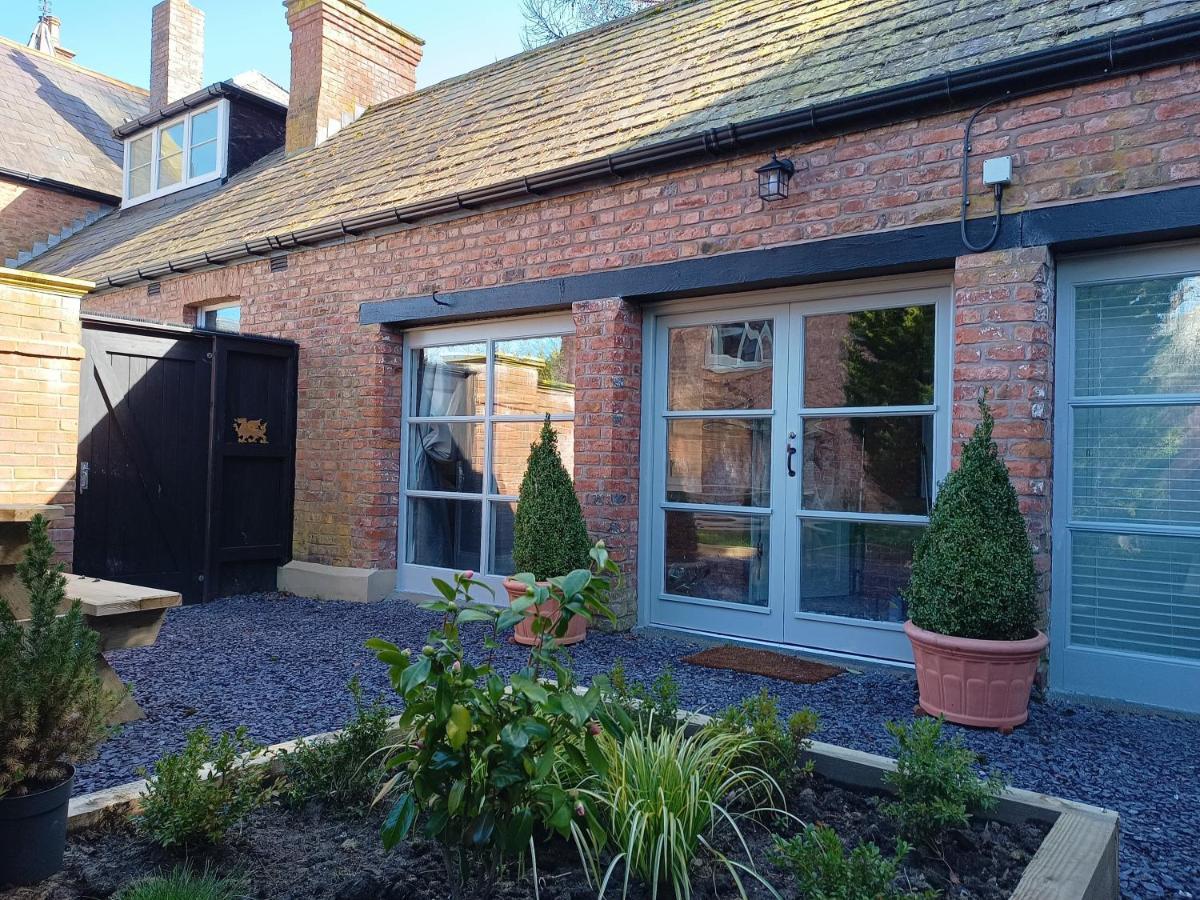 The West Wing At Eriviat Hall Hot Tub Henllan  外观 照片