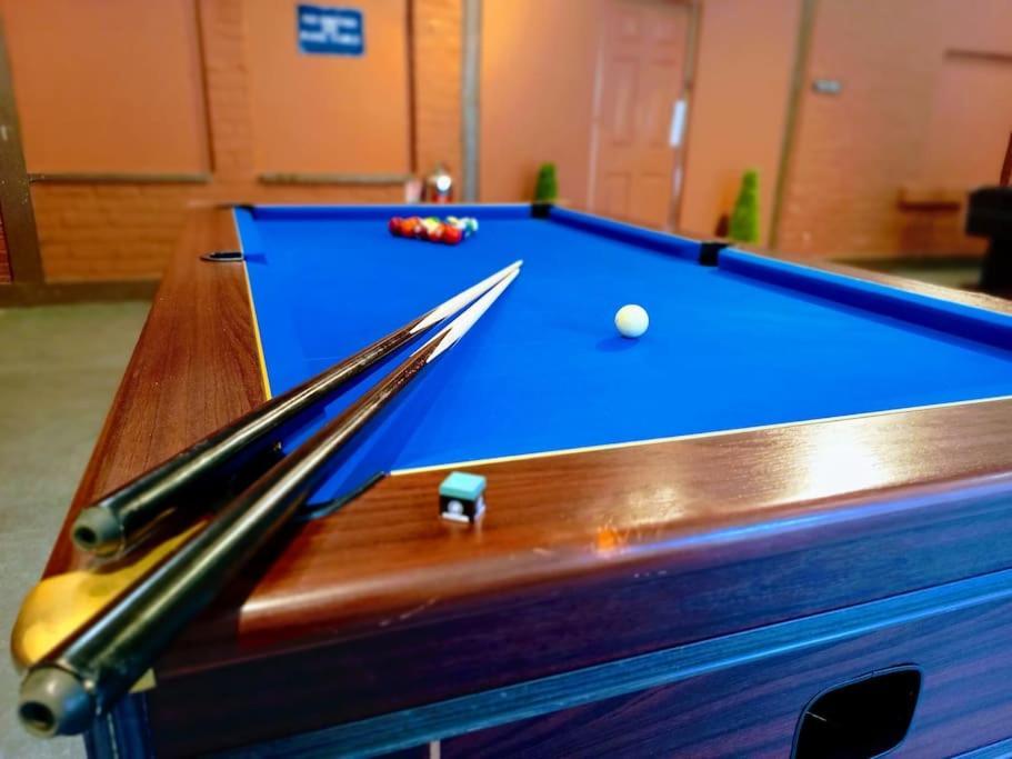 The West Wing At Eriviat Hall Hot Tub Henllan  外观 照片