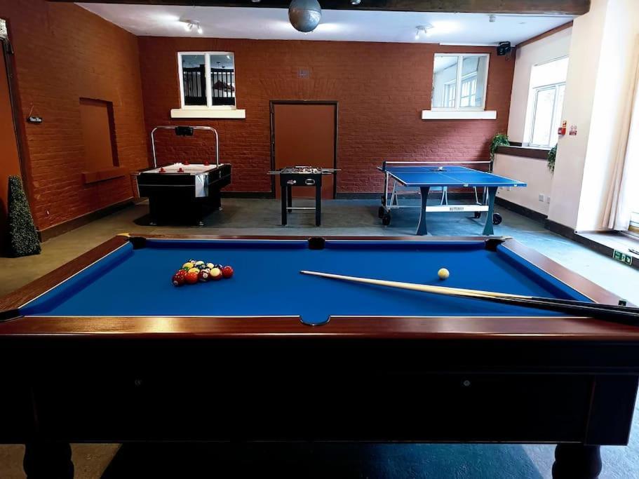 The West Wing At Eriviat Hall Hot Tub Henllan  外观 照片