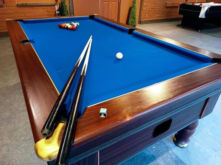 The West Wing At Eriviat Hall Hot Tub Henllan  外观 照片