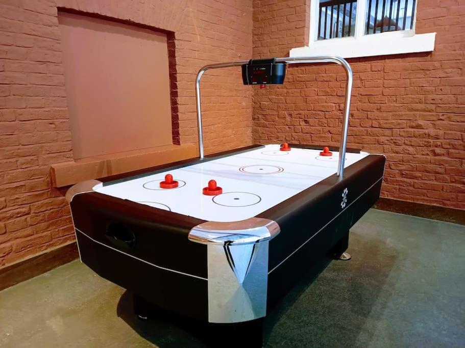 The West Wing At Eriviat Hall Hot Tub Henllan  外观 照片