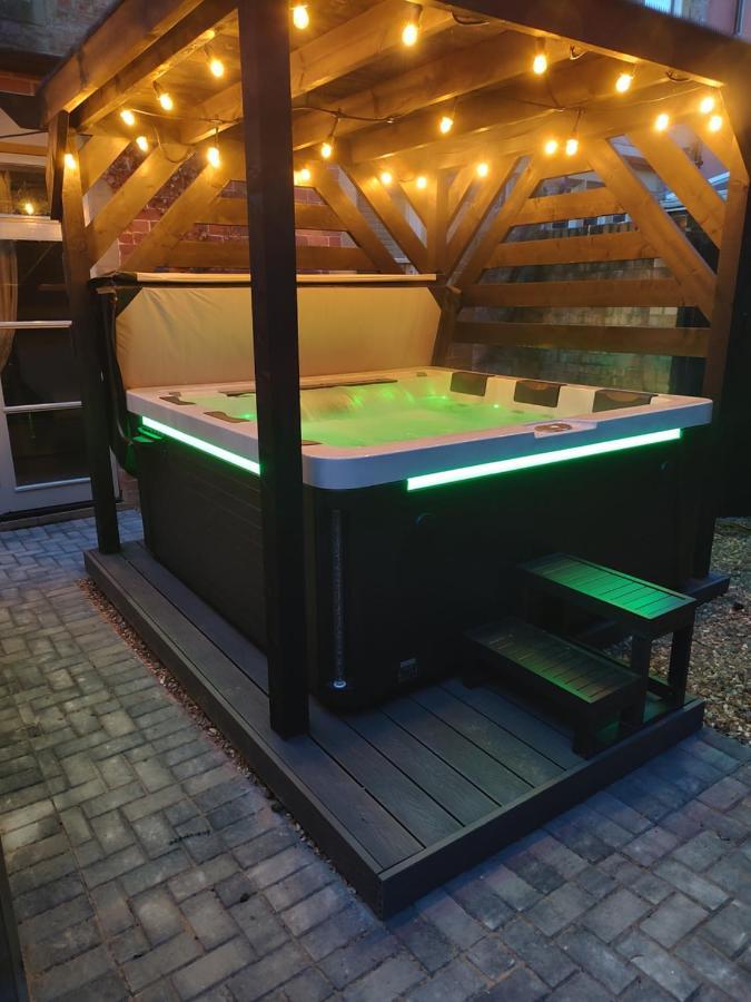 The West Wing At Eriviat Hall Hot Tub Henllan  外观 照片